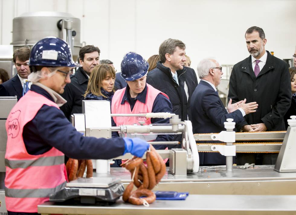 Felipe VI escucha las explicaciones sobre el funcionamiento de la fábrica