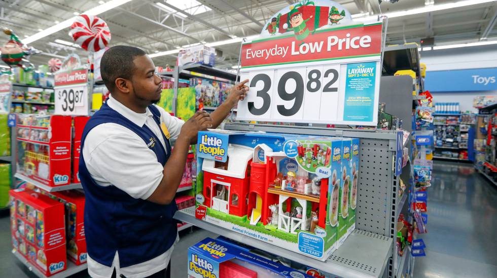 Un empleado prepara un cartel de precios en un Walmart en Chicago.