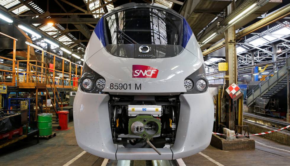 Un tren fabricado por Alstom en una planta de mantenimiento de la empresa SNFC