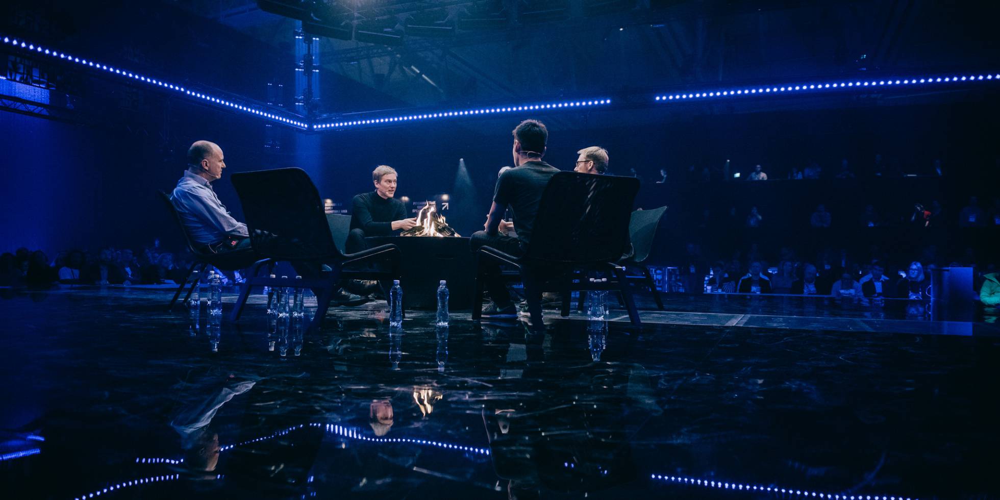 Expertos en renta básica universal charlan en una mesa redonda en Slush (evento tecnológico en Helsinki) el pasado 1 de diciembre. Expertos en renta básica universal charlan en una mesa redonda en Slush (evento tecnológico en Helsinki) el pasado 1 de diciembre.