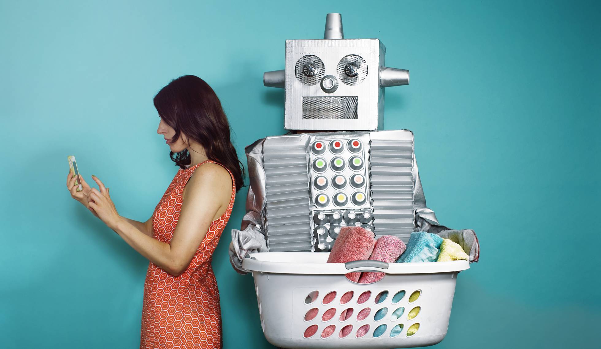 Cuatro compañeros de piso que no dejarán platos sucios y te harán la vida más fácil