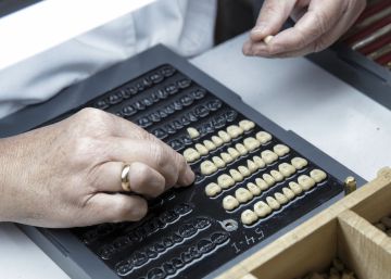 Así es la única fábrica de dientes postizos de España