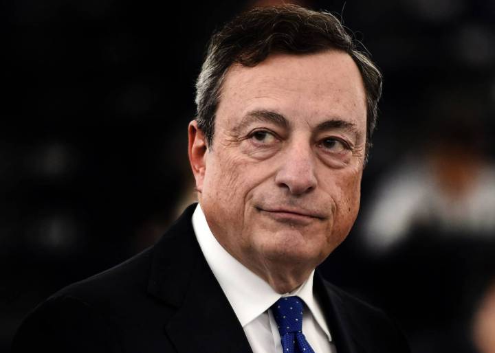 Draghi inyecta medio billón más pero da el primer paso atrás en el plan de estímulos Draghi inyecta medio billón más pero da el primer paso atrás en el plan de estímulos