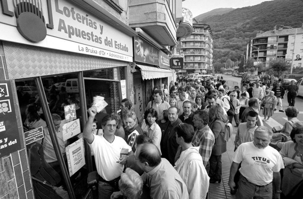 Colas a la puerta de La Bruixa d'Or. Pincha en la foto para ver más administraciones emblemáticas.