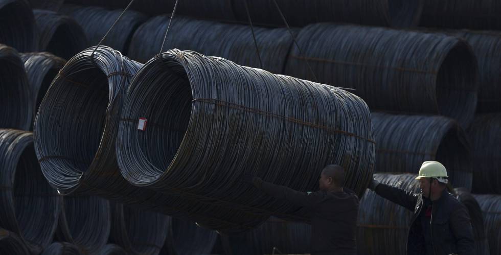 Dos obreros trabajan en una fábrica de acero en Shenyang, noreste de China.