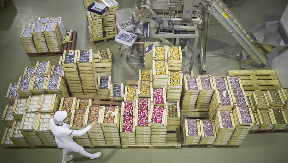Una trabajadora de la fábrica de elaboración de dulces 'Aromas de Medina', junto a cajas de mantecados. Una trabajadora de la fábrica de elaboración de dulces 'Aromas de Medina', junto a cajas de mantecados.