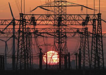 La CNMC estudia la “inquietante” subida del precio mayorista de la luz en diciembre La CNMC estudia la “inquietante” subida del precio mayorista de la luz en diciembre