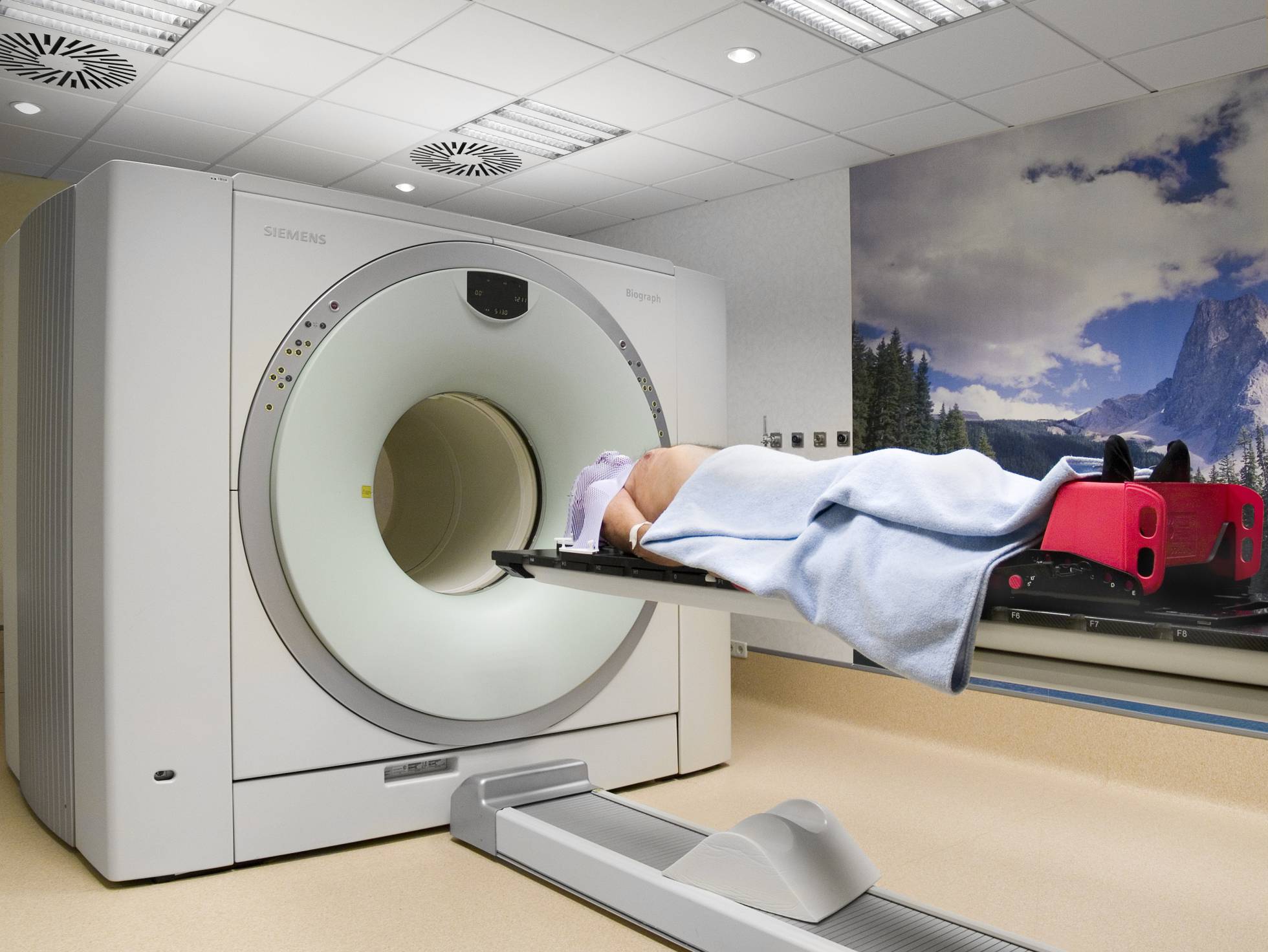 Paciente haciéndose un escáner en el Centro Integral Oncológico Clara Campal. Paciente haciéndose un escáner en el Centro Integral Oncológico Clara Campal.