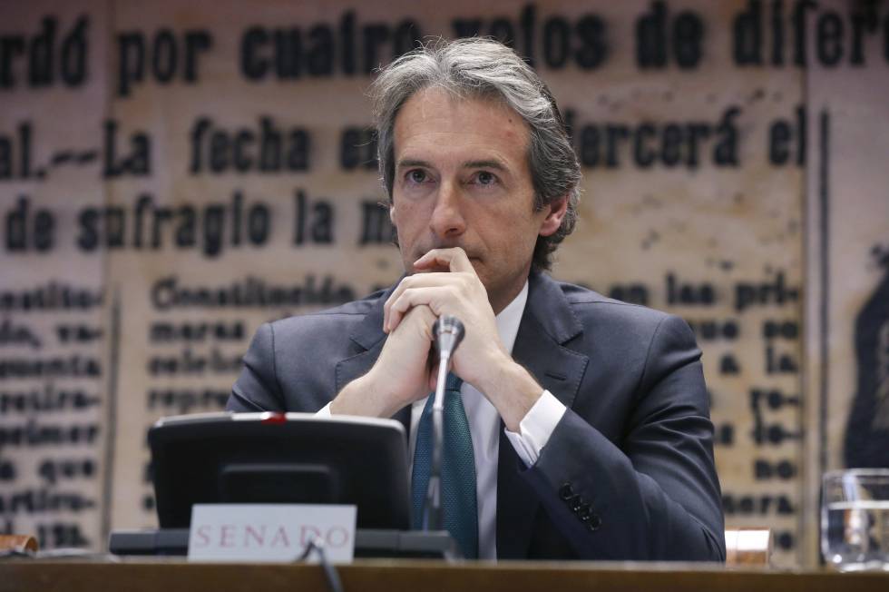 El ministro de Fomento, Iñigo de la Serna, comparece en la Comisión de Fomento del Senado.