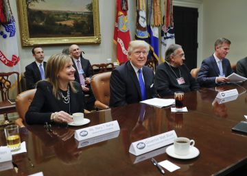 Trump oferece incentivos aos fabricantes de carros de Detroit para que produzam nos EUA
