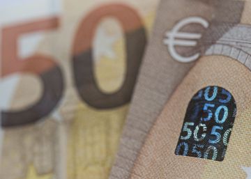Un tratante de ganado olvida 10.000 euros sobre el coche y provoca una lluvia de billetes Un tratante de ganado olvida 10.000 euros sobre el coche y provoca una lluvia de billetes