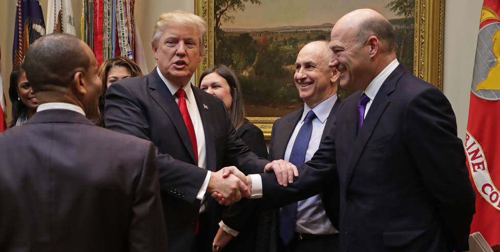 Donald Trump estrecha la mano de Gary Cohn, al que describió como un ‘genio’. 
