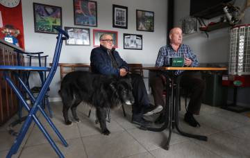 Joaquín Cidad y José Manuel Rodríguez en el bar de Sargentes.