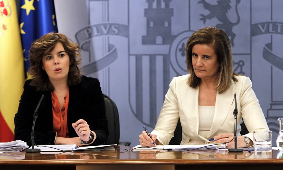 Soraya Sáenz de Santamaría y Fátima Báñez, tras el Consejo de Ministros que aprobó la reforma laboral de 2012.