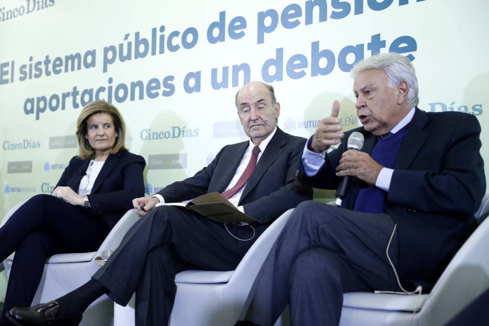 Fátima Báñez, Felipe González y Miquel Roca, en el foro de Cinco Días