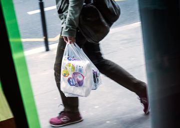 Todos los comercios cobrarán entre 5 y 30 céntimos por cada bolsa de plástico Todos los comercios cobrarán entre 5 y 30 céntimos por cada bolsa de plástico