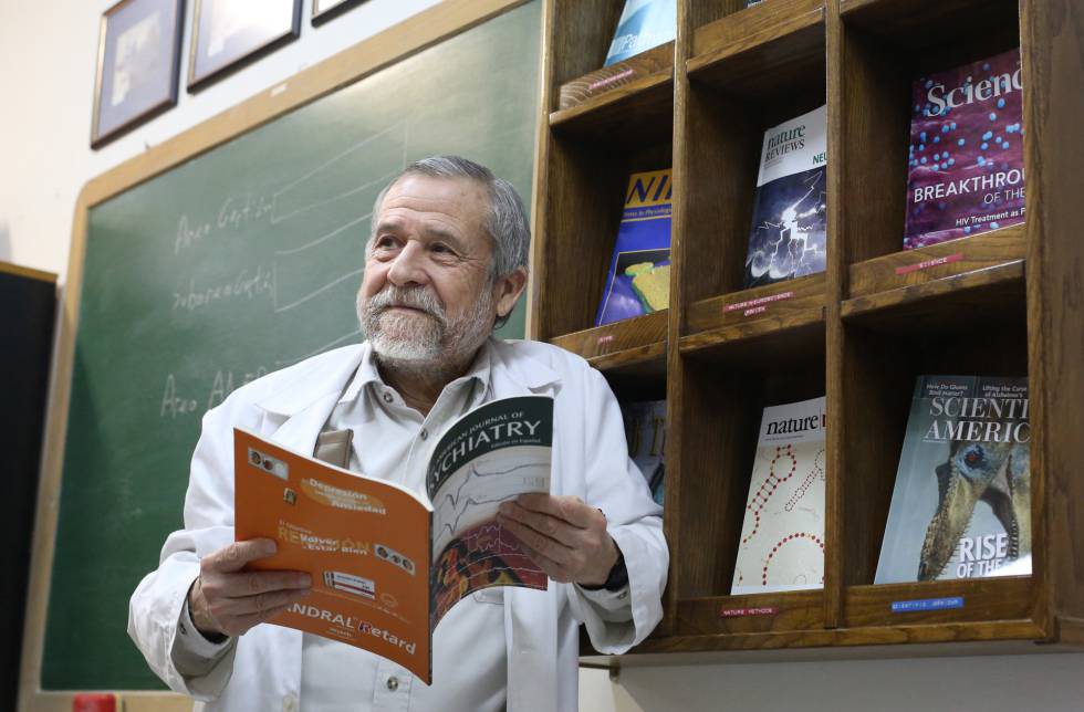 Francisco Mora, doctor en Medicina y Neurociencia, en su despacho de la Facultad de Medicina de la Universidad Complutense.
