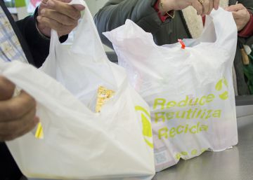 Competencia pide un impuesto para las bolsas de plástico en lugar de cobrarlas Competencia pide un impuesto para las bolsas de plástico en lugar de cobrarlas