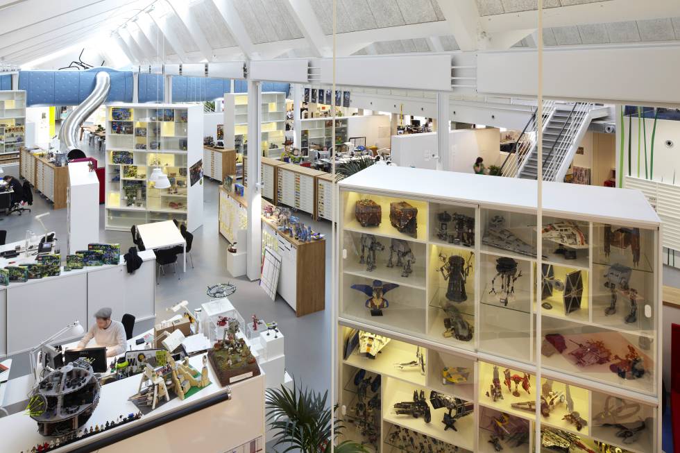La sede de Lego en Billund incluye un tobogán para empleados (al fondo).
