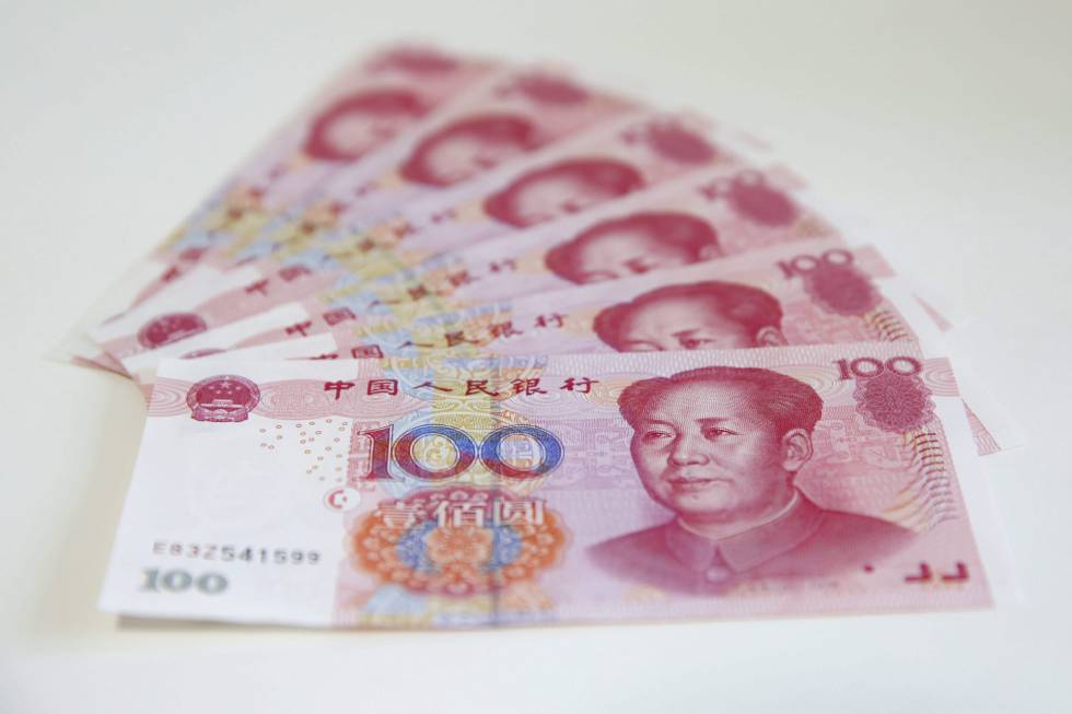 Varios billetes de 100 yuanes en Pekín, China Varios billetes de 100 yuanes en Pekín, China