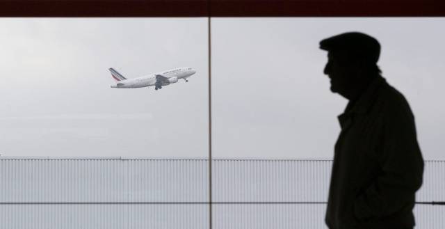 Un hombre en el aeropuerto de Charles de Gaulle en Roissy, cerca de París (Francia) Un hombre en el aeropuerto de Charles de Gaulle en Roissy, cerca de París (Francia)