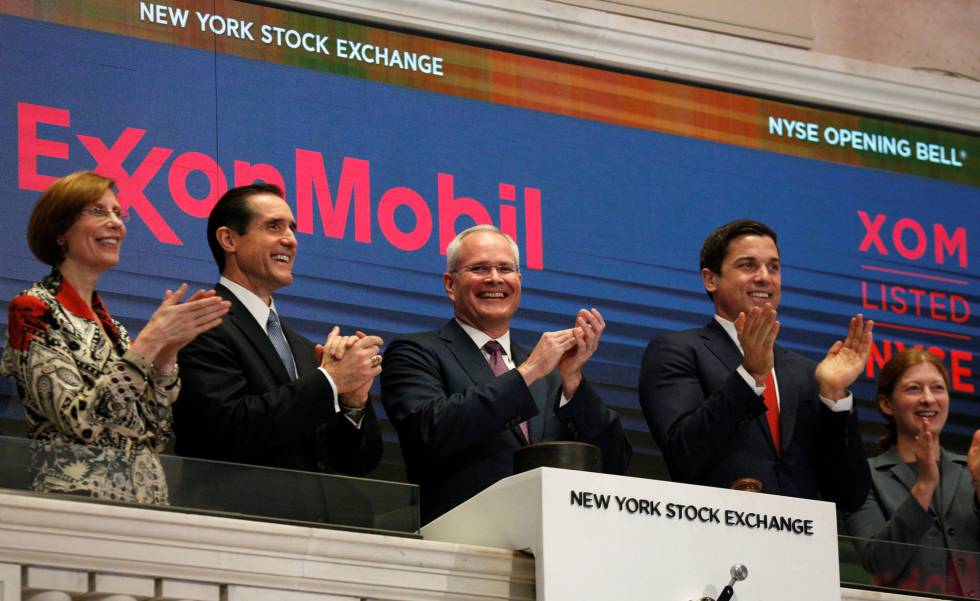 El presidente ejecutivo de Exxon, Darren Woods (centro), la semana pasada.