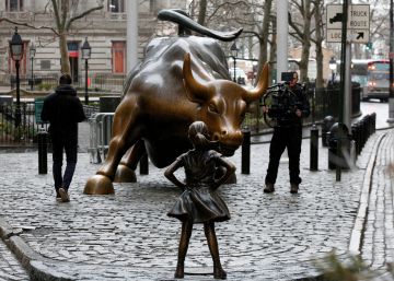 La niña que desafía al toro de Wall Street La niña que desafía al toro de Wall Street