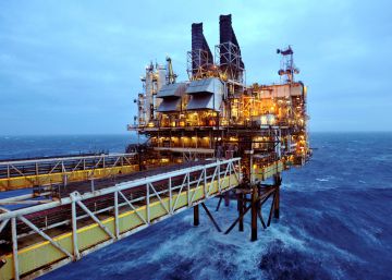 El petróleo cae a mínimos del año por el aumento de las reservas en EE UU El petróleo cae a mínimos del año por el aumento de las reservas en EE UU