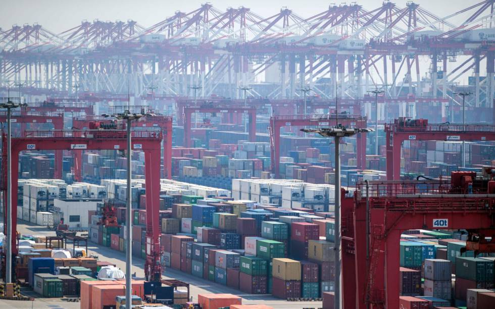Contenedores de carga en el puerto de Shanghái.