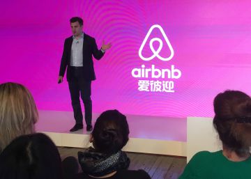 El consejero delegado de Airbnb, Brian Chesky, presenta la nueva marca de la empresa en China.