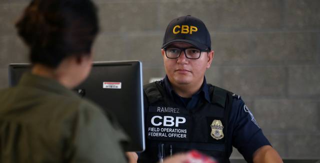 Un agente de migración en California.