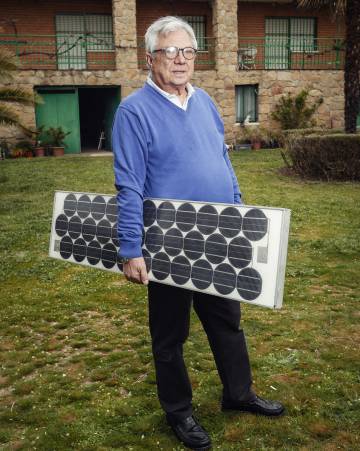 Fernando Monera, con una de las primeras placas solares de España.