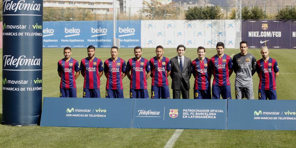 José María Álvare-Pallete, en el centro, con traje, posa con los jugadores del FC. Barcelona, en febrero de 2015.