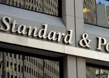 S&P confirma la nota de España y mejora su perspectiva a positiva S&P confirma la nota de España y mejora su perspectiva a positiva