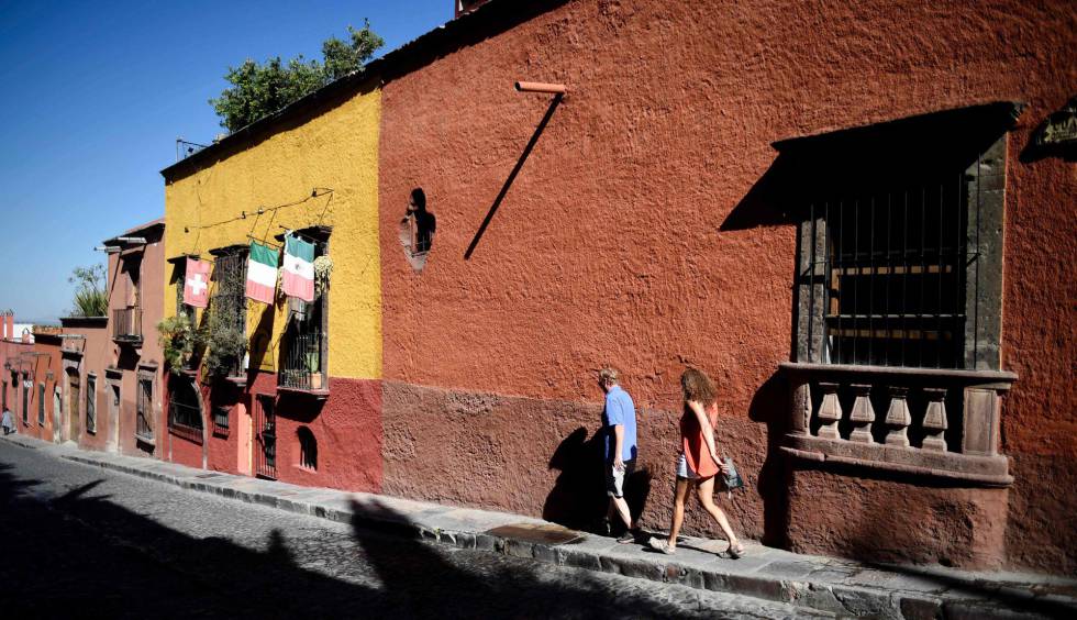Dos turistas caminan por una calle de San Miguel de Allende (Guanajuato).
