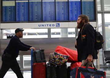 Passageiro retirado à força do avião da United Airlines processará empresa