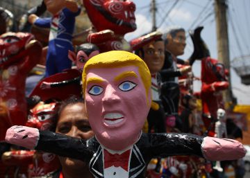 Un muñeco con la imagen de Trump, en la tradicional "quema de Judas", en la Ciudad de México.