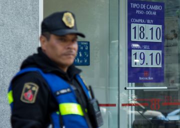 Un agente, frente a una casa de cambio en la Ciudad de México.