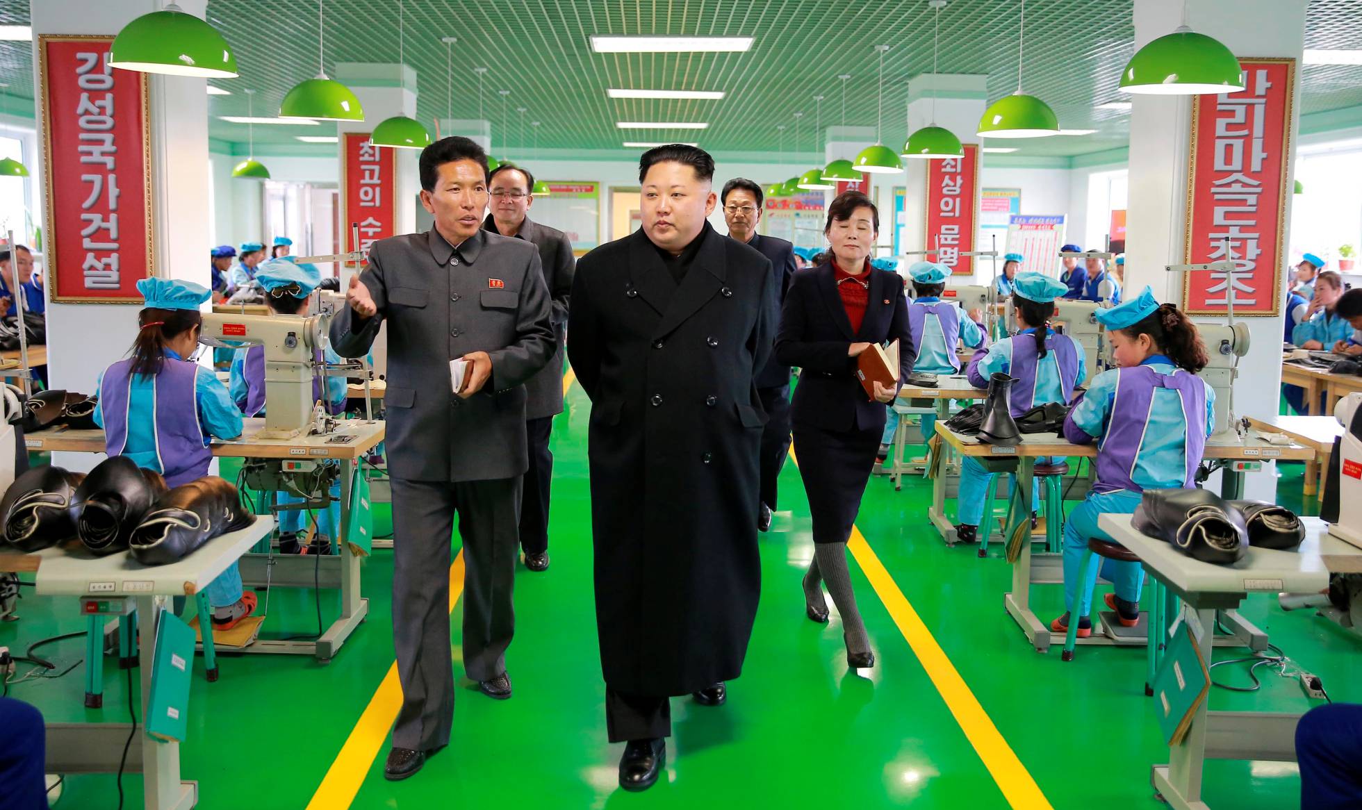 Kim Jong un visita una factoría.