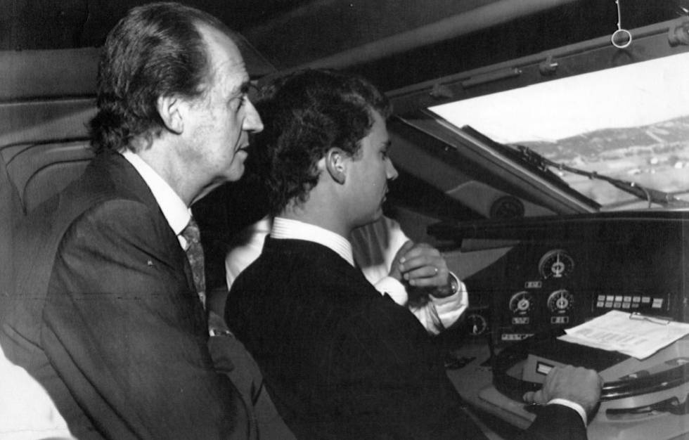Don Juan Carlos y el entonces príncipe Felipe, en la cabina de control el 21 de abril de 1992.