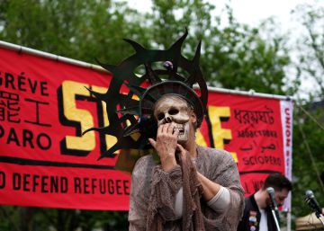 Un manifestante disfrazado durante la manifestación del 1 de mayo en Nueva York