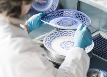 La cerámica Sargadelos resucita de la crisis y se lanza a vender bolsos, joyas y sillas La cerámica Sargadelos resucita de la crisis y se lanza a vender bolsos, joyas y sillas