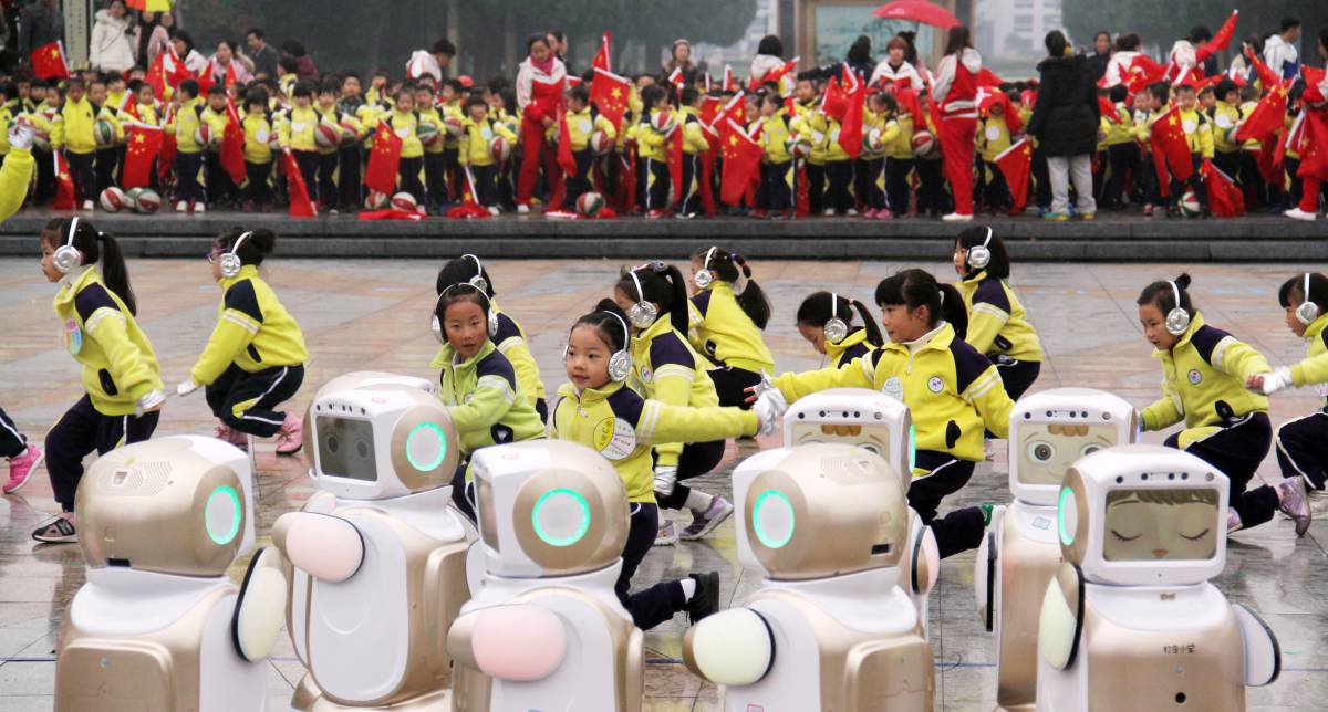 Umas crianças interagem com robôs em uma creche da cidade chinesa de Hangzhou