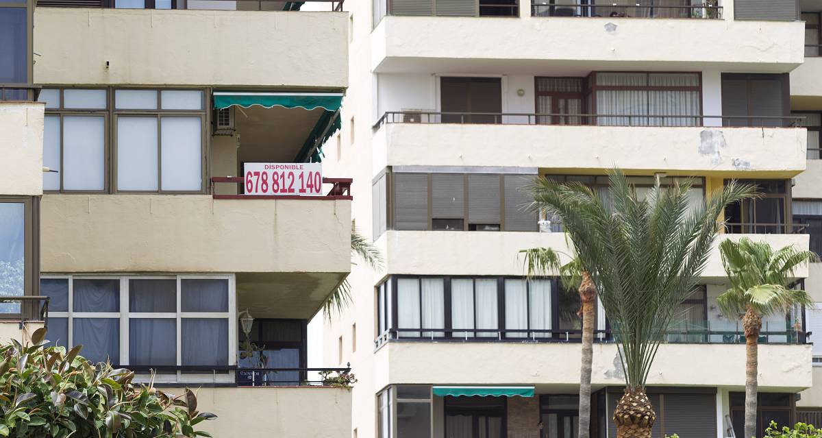 Vista de varios apartamentos turisticos en una urbanización de Torremolinos.rn