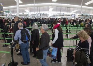 El Prat marca récord de pasajeros y le pisa los talones a Barajas pese a la huelga