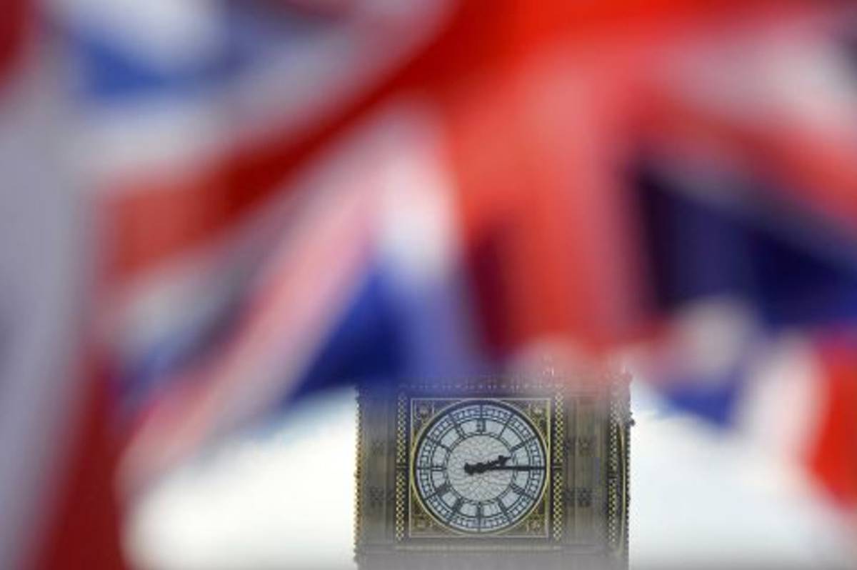 Banderas de Reino Unido ondean con el Big Ben de fondo.