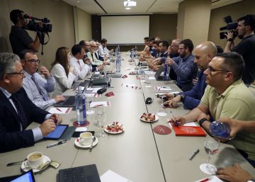 Los estibadores y la patronal acuerdan suspender cinco de los ocho días de huelga Los estibadores y la patronal acuerdan suspender cinco de los ocho días de huelga