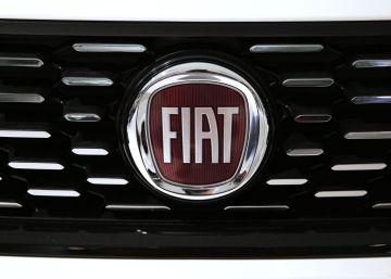 Logo del grupo Fiat en uno de sus modelos