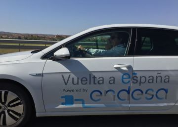 Un coche eléctrico frente al Pilar Un coche eléctrico frente al Pilar