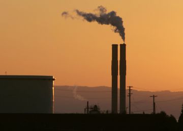 El petróleo cierra en mínimos de seis meses por el débil consumo en EE UU El petróleo cierra en mínimos de seis meses por el débil consumo en EE UU